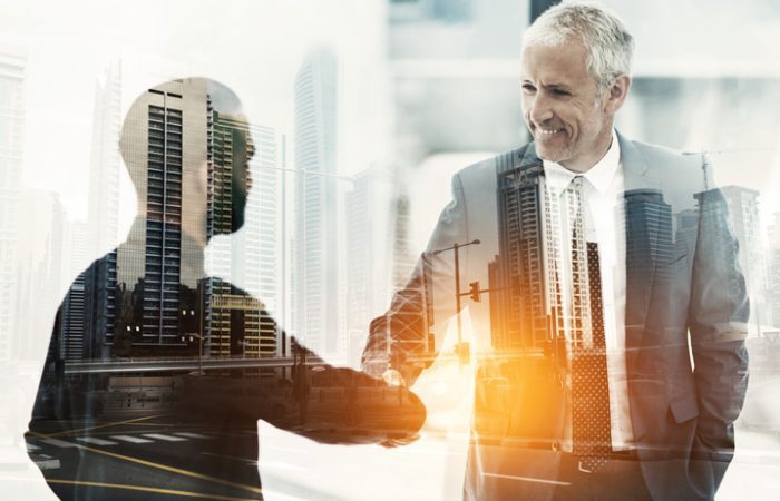 Poignée de mains entre hommes d'affaires