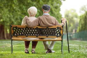 Couple retraité sur un banc public