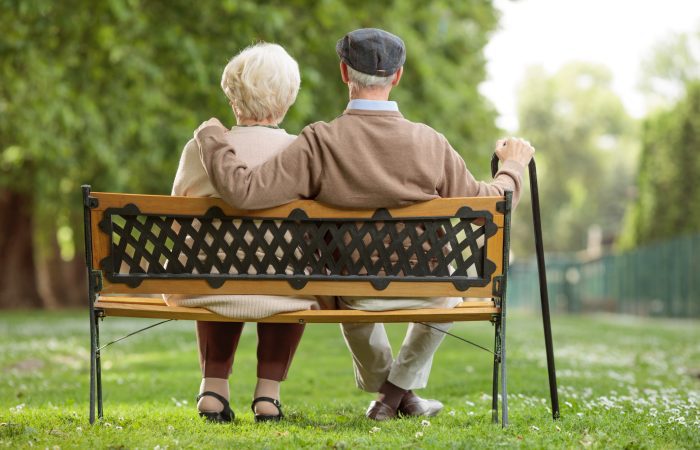 Couple retraité sur un banc public