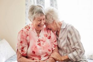 Femmes retraités sourient