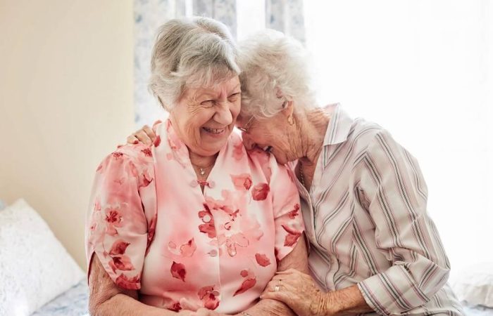 Femmes retraités sourient