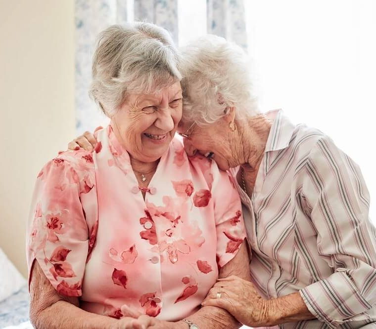 Femmes retraités sourient