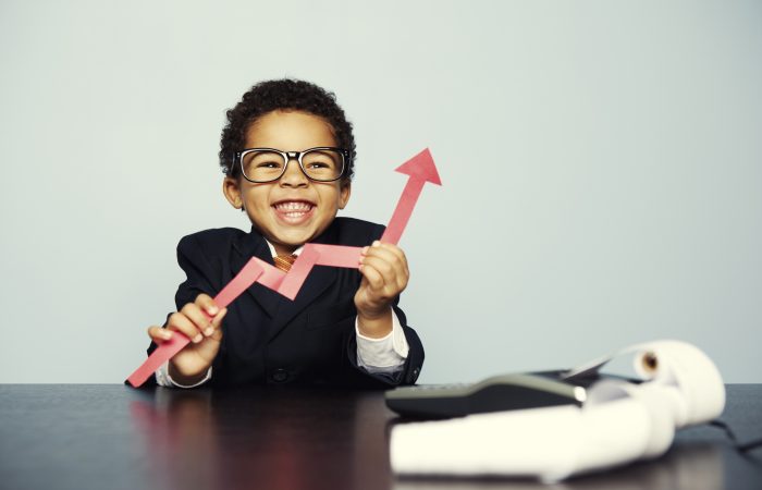 Enfant déguisé en conseiller financier