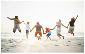 Famille sautant sur la plage