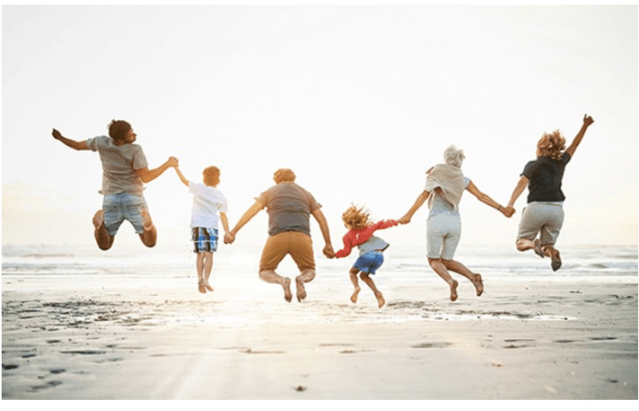 Famille sautant sur la plage