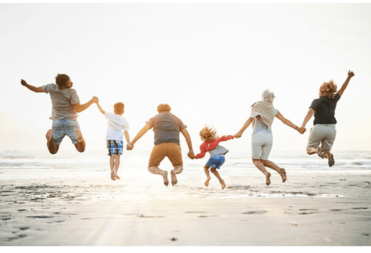 Famille sautant sur la plage