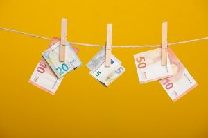 Billets en euros suspendus sur une corde à linge