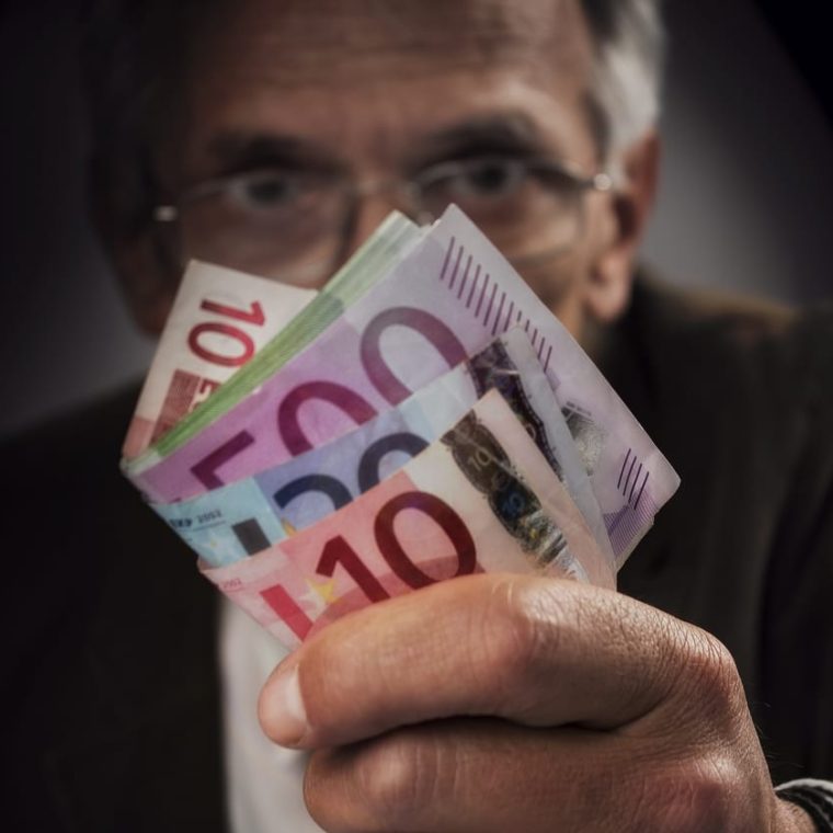 Comment rouler en Ferrari ou se payer un avion avec l’argent des épargnants ?