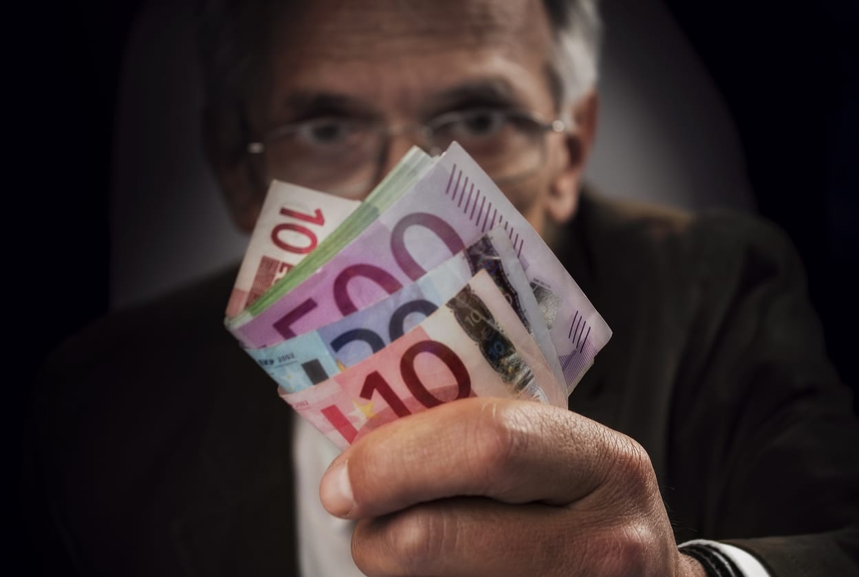Comment rouler en Ferrari ou se payer un avion avec l’argent des épargnants ?