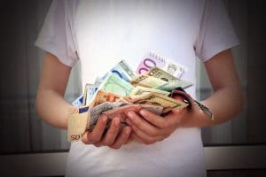 Billets entre les mains d'un jeune homme