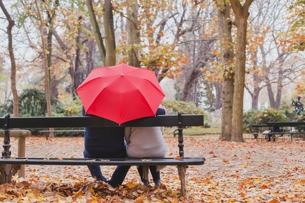 Couple retraité sur un banc